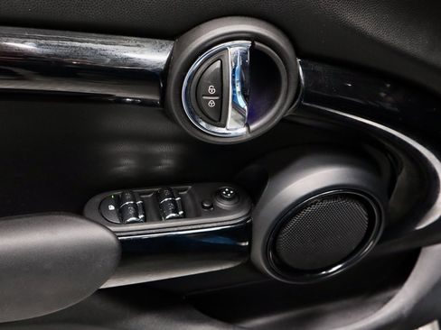 Used 2019 MINI Cooper 4-Door Hardtop w/ Signature Upholstery Package image 25