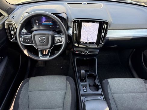 Used 2024 Volvo XC40 B5 Core image 19