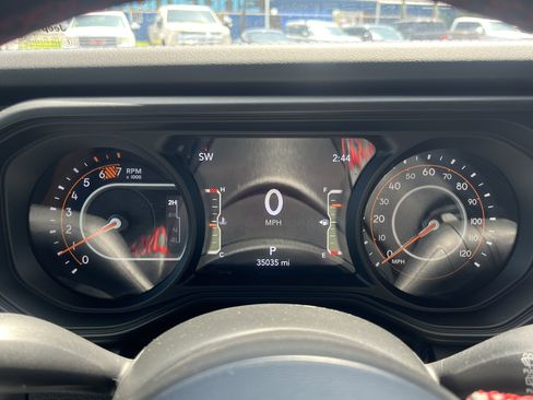 Used 2025 Jeep Wrangler Unlimited Rubicon AWD/4WD image 17