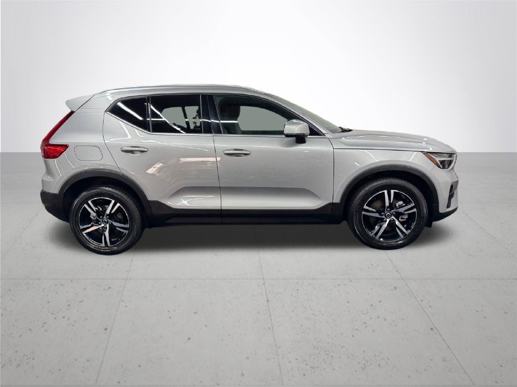 Used 2024 Volvo XC40 B5 Core AWD/4WD image 9