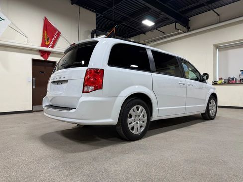 Used 2018 Dodge Grand Caravan SE w/ UConnect Hands-Free Group image 5