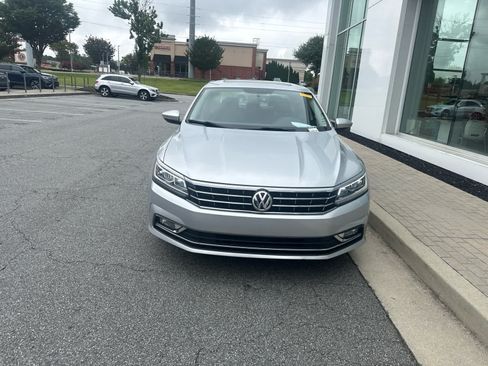 Used 2018 Volkswagen Passat 2.0T SE w/ SE Lighting Package FWD image 3