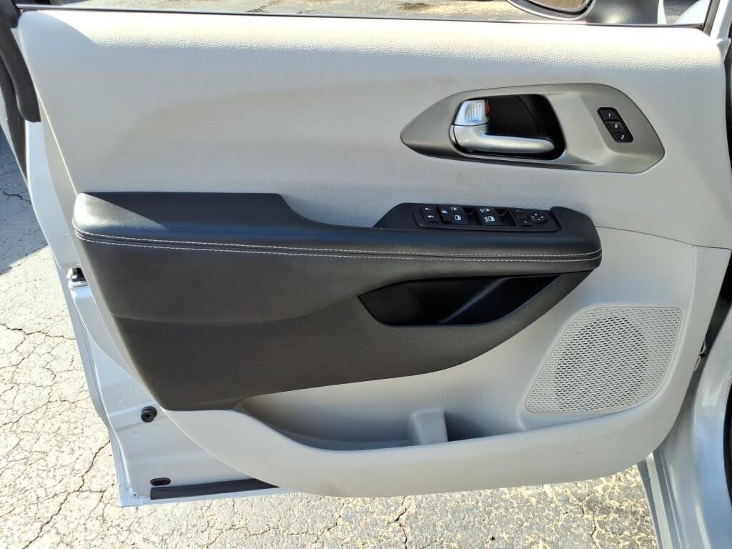 Used 2023 Chrysler Pacifica Touring-L FWD image 15