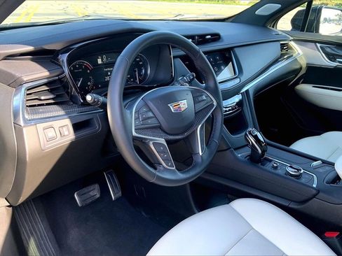 Used 2025 Cadillac XT5 Sportv image 17