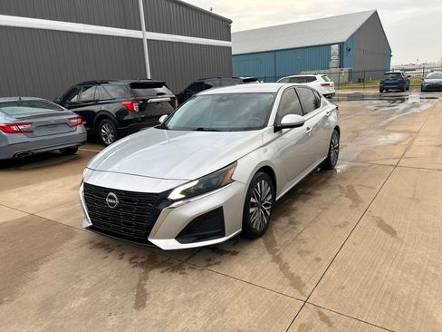 Used 2023 Nissan Altima 2.5 SV FWD image 1