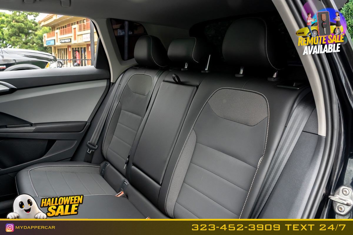 Used 2023 Volkswagen Taos SE w/ Panoramic Sunroof Package FWD image 16