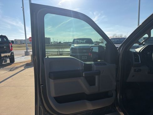 Used 2016 Ford F150 XLT image 12