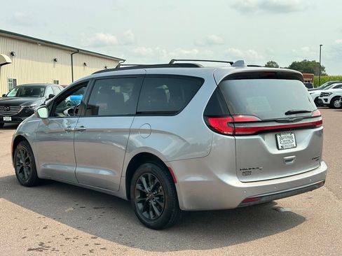 Used 2021 Chrysler Pacifica Limited w/ S Appearance Package AWD/4WD image 5