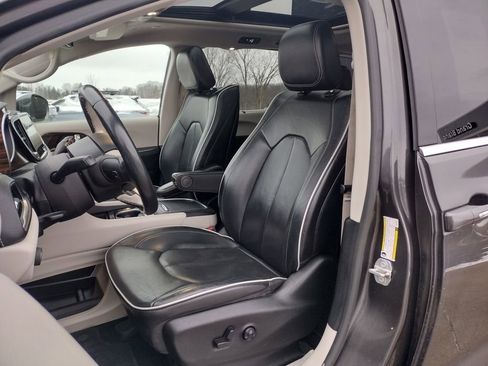 Used 2021 Chrysler Pacifica Limited w/ Uconnect Theater Family Group image 2