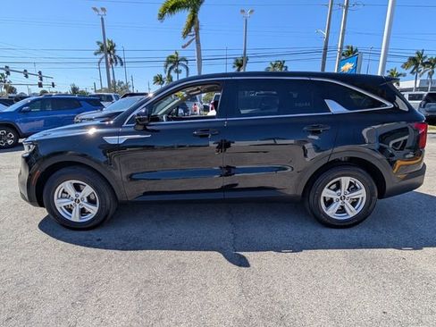 Used 2023 Kia Sorento LX image 4