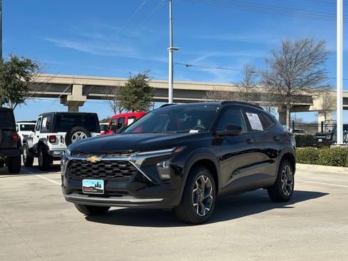 Used 2025 Chevrolet Trax LT w/ LT Convenience Package image 8