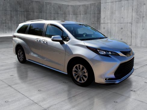 Used 2024 Toyota Sienna XLE FWD image 7