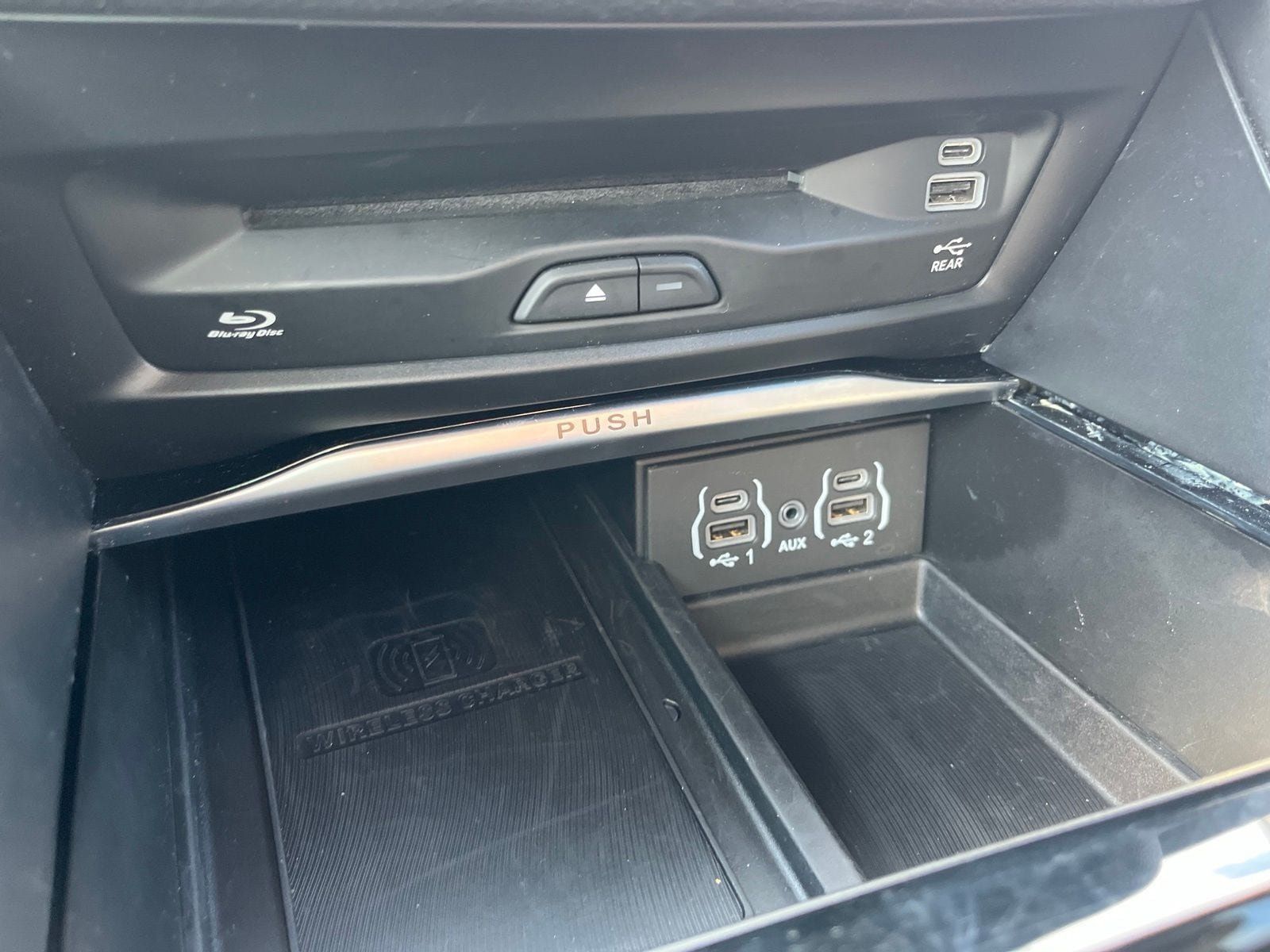 Used 2024 Chrysler Pacifica Limited w/ Uconnect Theater Family Group FWD image 20