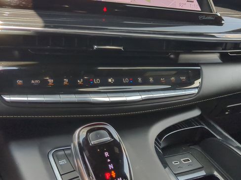 Used 2023 Cadillac Escalade ESV V w/ LPO, ONYX Package AWD/4WD image 18