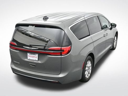 Used 2025 Chrysler Pacifica Select image 25
