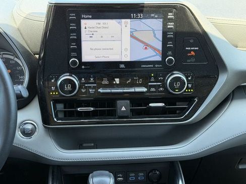 Used 2022 Toyota Highlander Limited FWD image 17