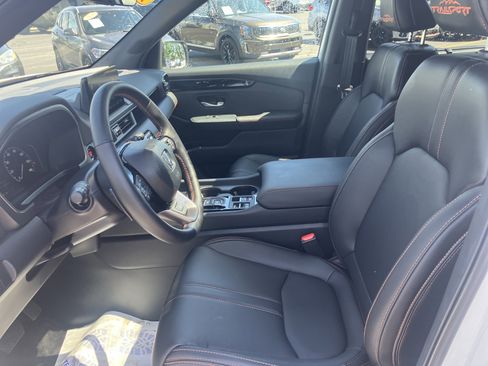 Used 2025 Honda Pilot TrailSport image 23