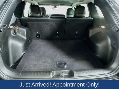 Used 2019 Jeep Cherokee Latitude Plus w/ Comfort/Convenience Group AWD/4WD image 30
