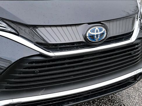 Used 2021 Toyota Venza XLE image 28