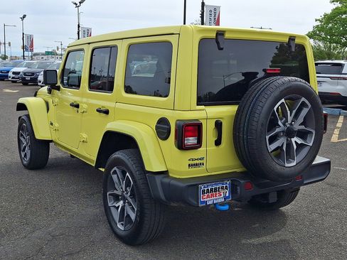 Used 2024 Jeep Wrangler Unlimited w/ Convenience Group AWD/4WD image 4