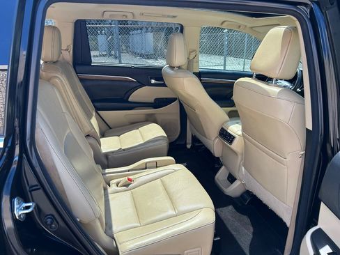 Used 2017 Toyota Highlander Limited Platinum AWD/4WD image 18