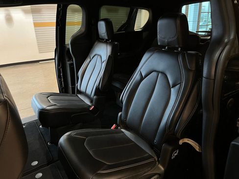 Used 2025 Chrysler Pacifica Select image 41