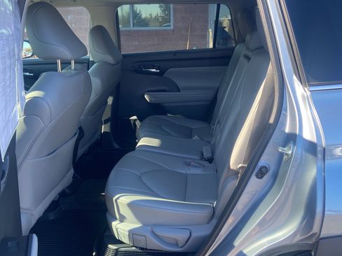 Used 2022 Toyota Highlander XLE image 12