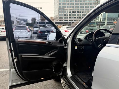 Used 2010 Mercedes-Benz GL 550 4MATIC image 9