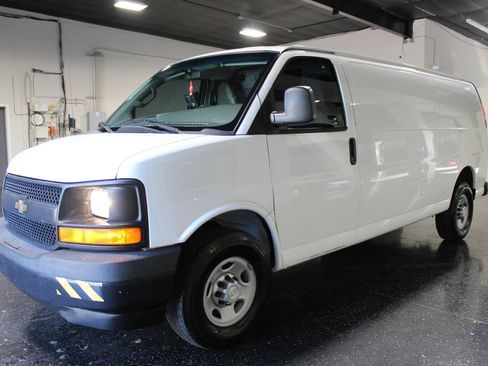 Used 2017 Chevrolet Express 2500 Extended RWD image 6
