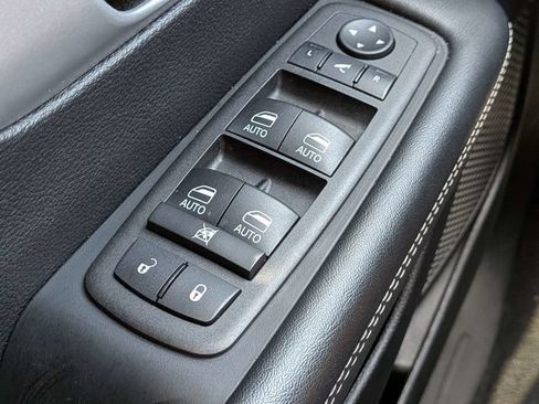 Used 2025 Chrysler Pacifica Limited FWD image 27