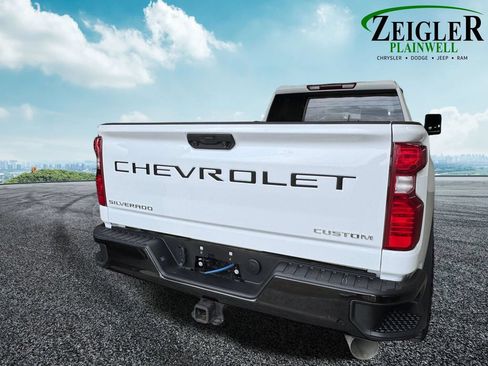 Used 2022 Chevrolet Silverado 2500 Custom w/ Custom Value Package AWD/4WD image 5