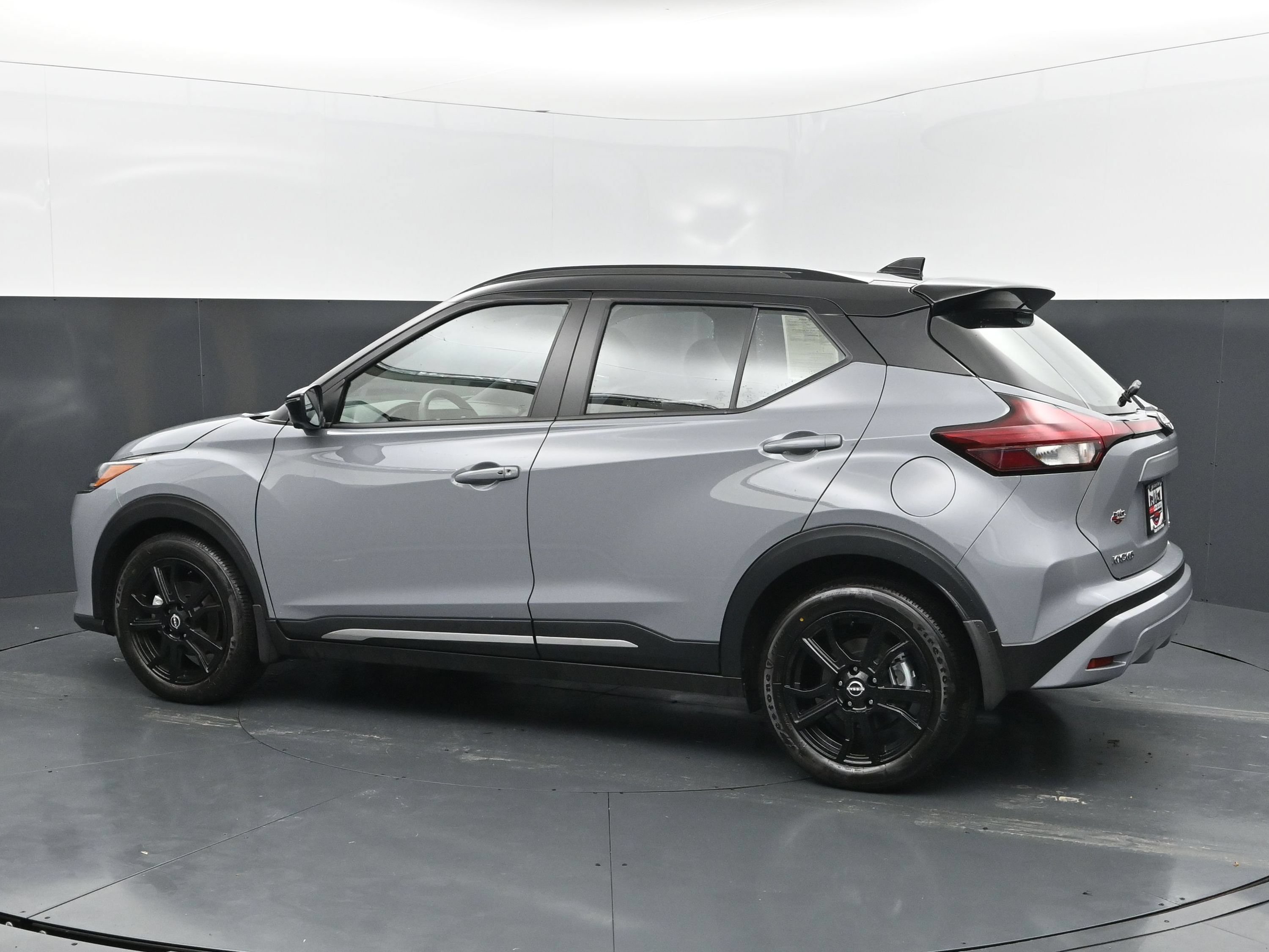 Used 2024 Nissan Kicks SR w/ SR Premium Package FWD image 3