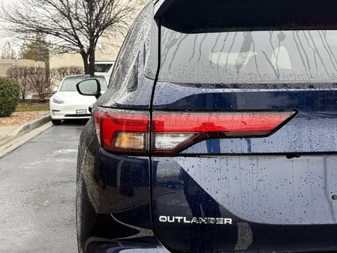 Used 2025 Mitsubishi Outlander SE image 35