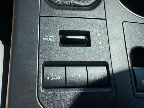 Used 2023 Toyota Highlander XLE AWD/4WD image 34