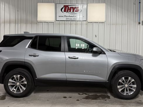 Used 2025 Chevrolet Equinox LT image 2