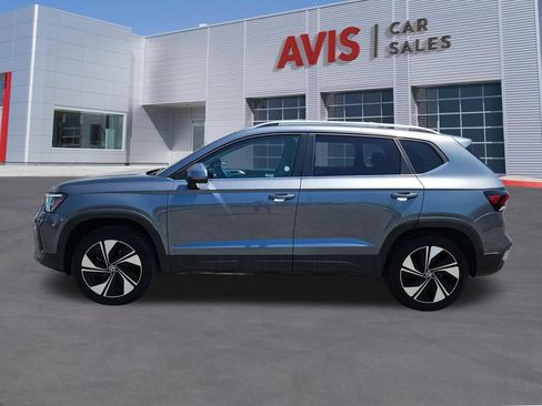 Used 2025 Volkswagen Taos SE AWD/4WD image 2