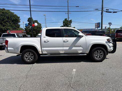Used 2017 Toyota Tacoma SR5 w/ Tow Package RWD image 9