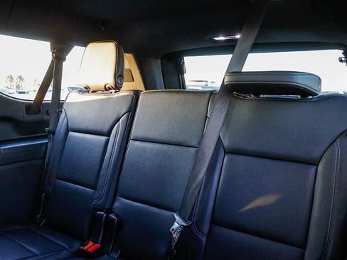 Used 2025 Chevrolet Suburban Z71 AWD/4WD image 23