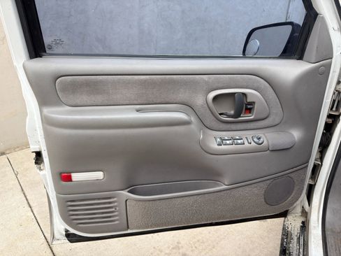 Used 1999 Chevrolet Suburban 4WD w/ Preferred Equipment Group 3 image 23