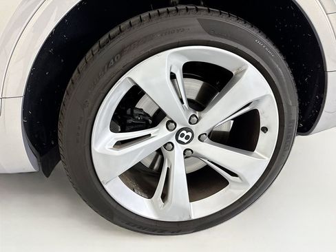 Used 2018 Bentley Bentayga image 30