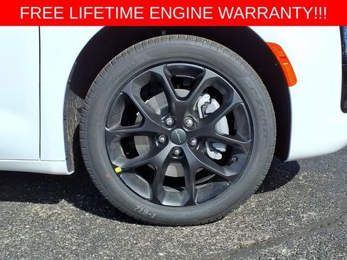 New 2027 Chrysler Pacifica Limited w/ S Appearance Package AWD/4WD image 9