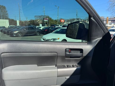 Used 2013 Toyota Tundra 4x4 CrewMax image 11