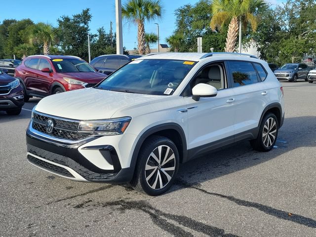Used 2024 Volkswagen Taos SE FWD image 2