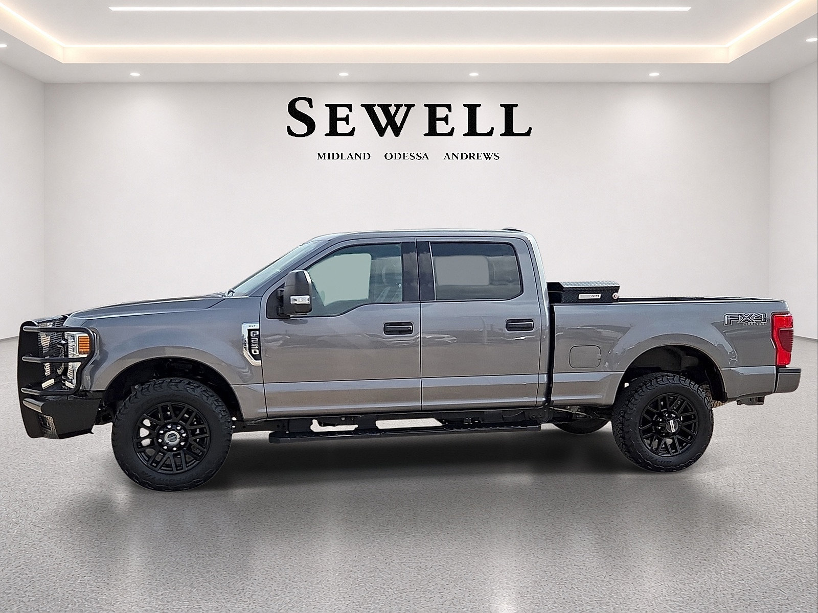 Used 2022 Ford F250 XLT w/ Black Appearance Package AWD/4WD image 2