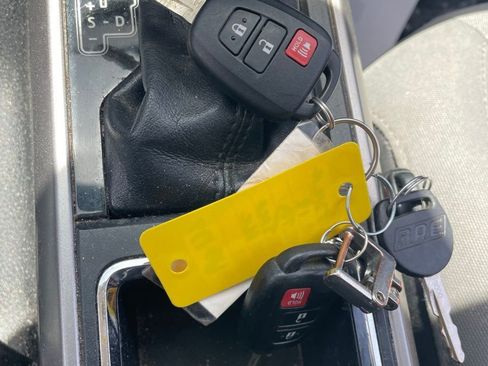 Used 2018 Toyota Tacoma SR5 RWD image 12