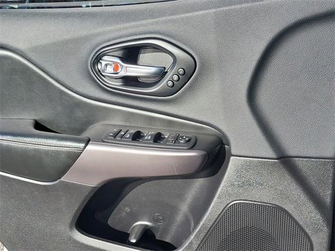 Used 2019 Jeep Cherokee Limited image 6