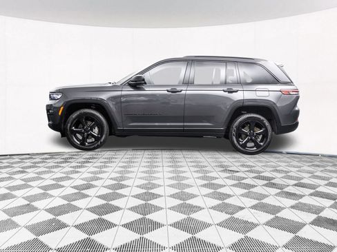 Used 2023 Jeep Grand Cherokee Limited w/ Black Appearance Package AWD/4WD image 7