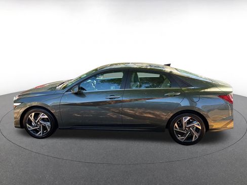 Used 2025 Hyundai Elantra Limited FWD image 2