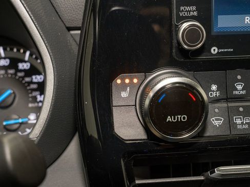 Used 2022 Toyota Highlander XLE image 17