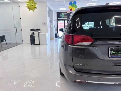 Used 2020 Chrysler Pacifica Limited w/ Tire & Wheel Group FWD image 13